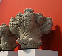 Trois chapiteaux ornes de tetes grimacantes (Pierre calcaire, 1290-1300)(1)